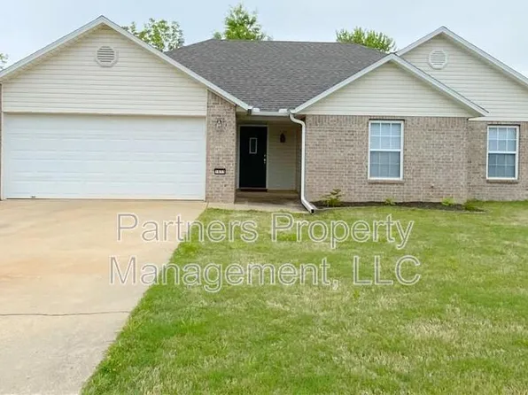 1633 S Tally Ho Dr, Fayetteville, AR 72701
