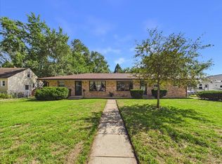 409-411 Glendale Rd, Loves Park, IL 61111