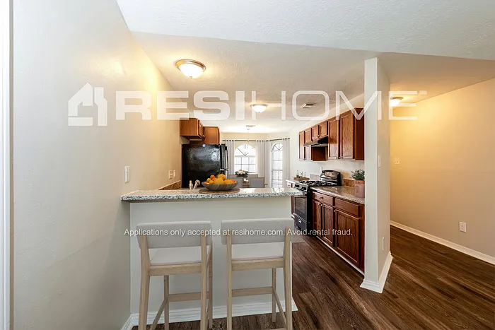 13710 Sableglen St — Photo 3