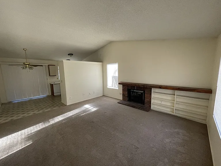 204 Meadowbrook Ct — Photo 4