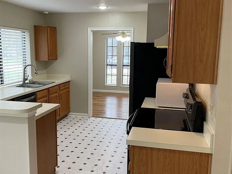 1402 Sheppard Ln — Photo 9