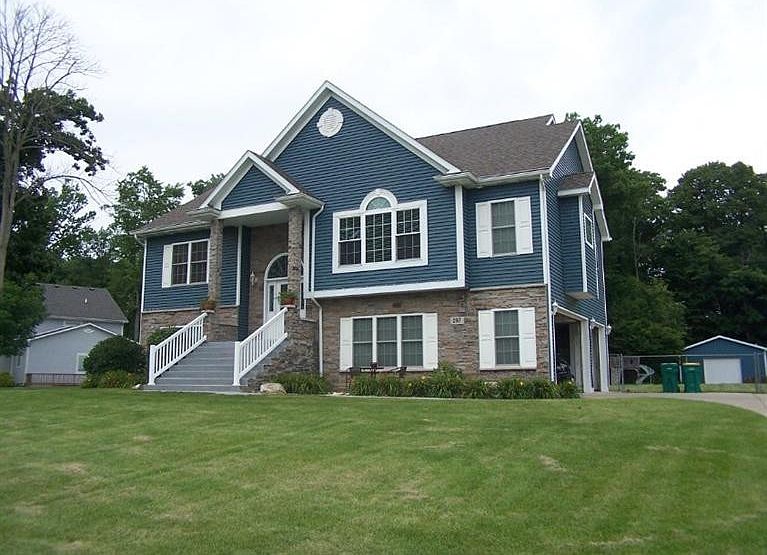 1st image of 297 Lincolnwood Dr