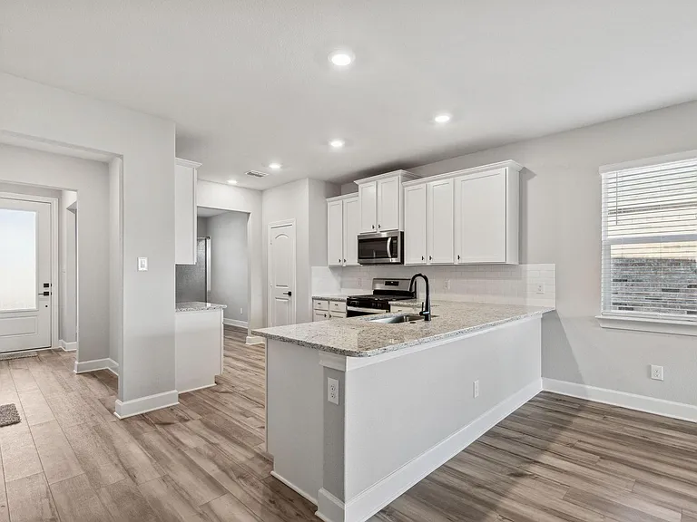 929 Emerson Dr — Photo 5