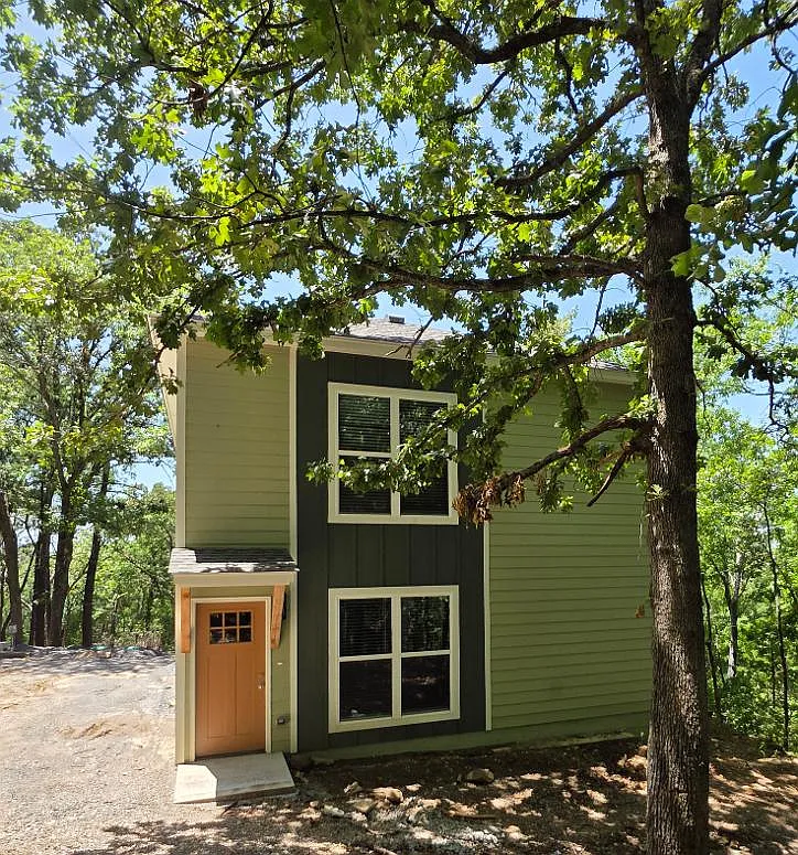 3 bed, 1295 sqft, $1,995 — Photo 2