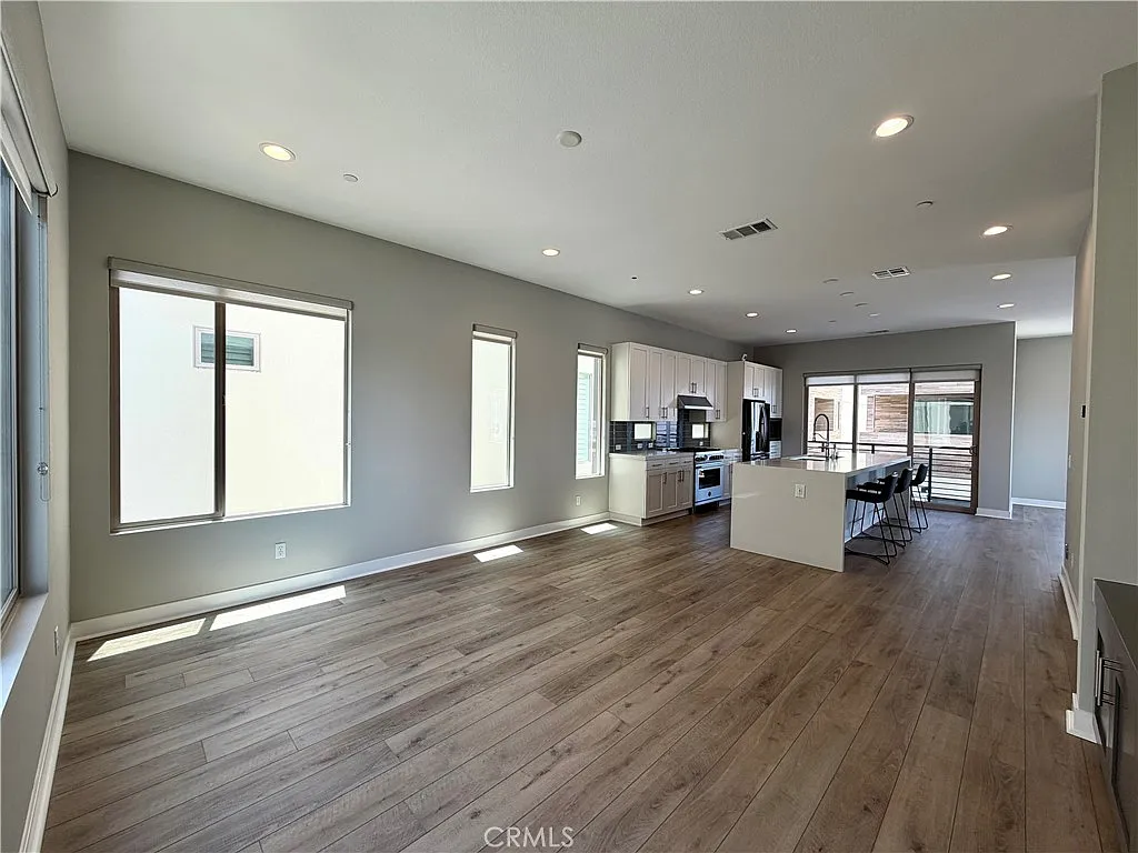 4 bed, 3.5 bath, 2229 sqft, $8,000 — Photo 4