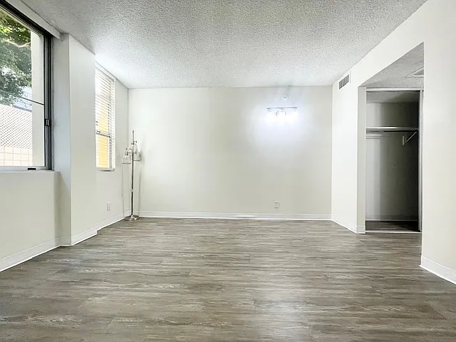 Occidental Towers Apartments — Photo 155
