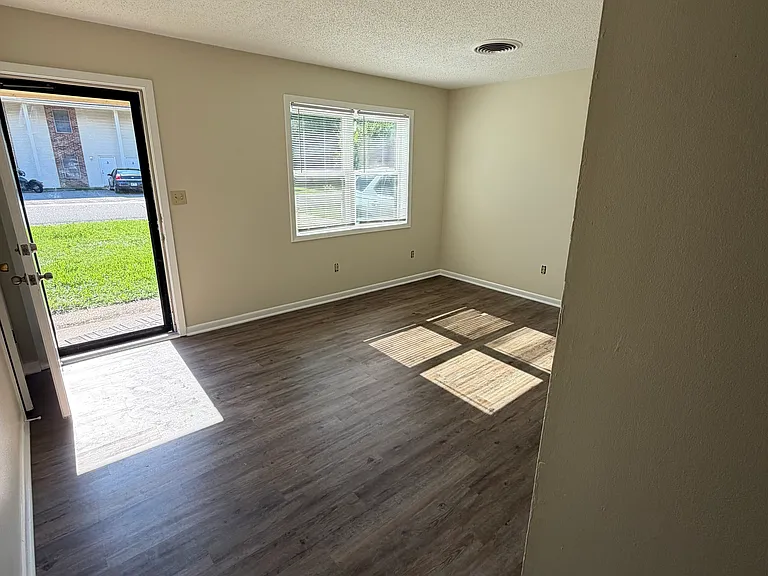 1402 Kimberly Dr — Photo 17