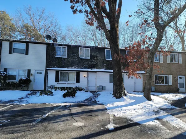 98 Hill Ct, Calverton, NY 11933