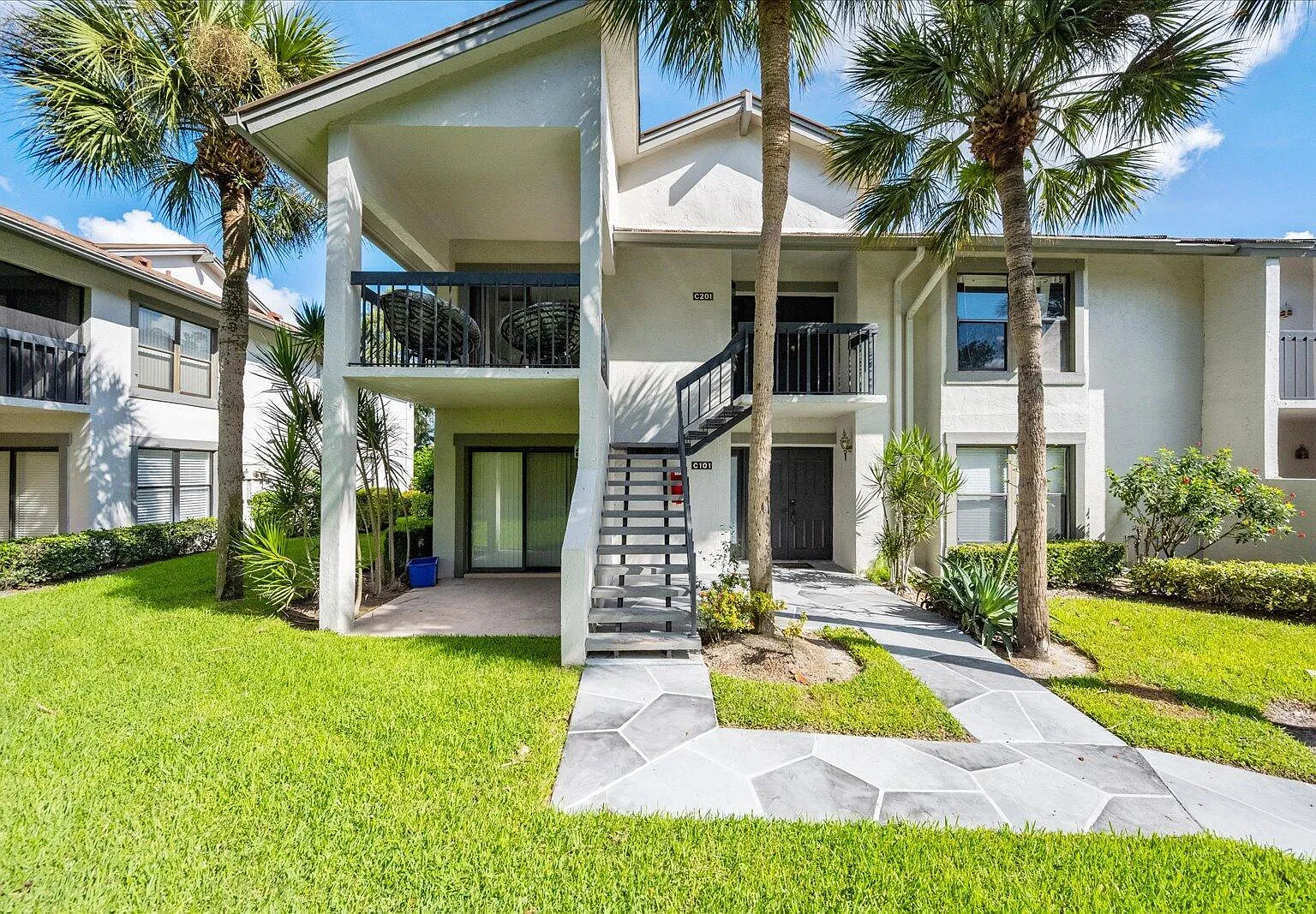 3 bed, 3.0 bath, 1800 sqft, $14,000 — Photo 3