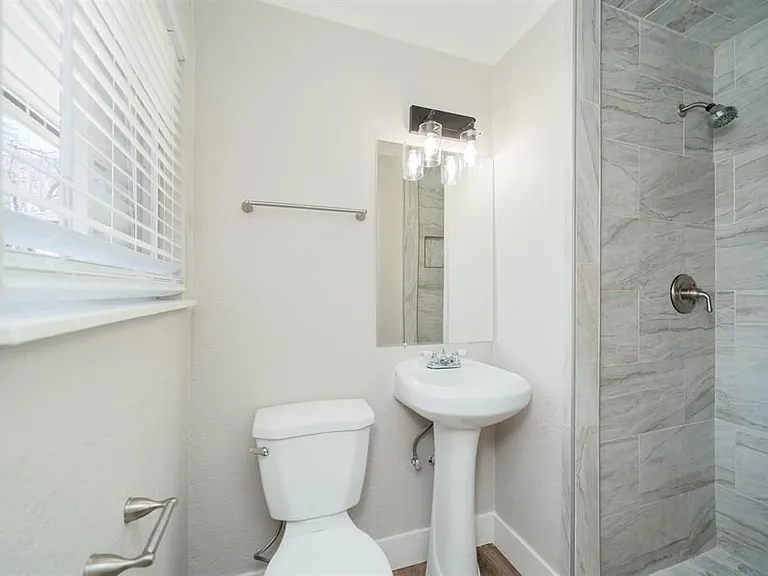 112 E Fairlane Dr — Photo 17