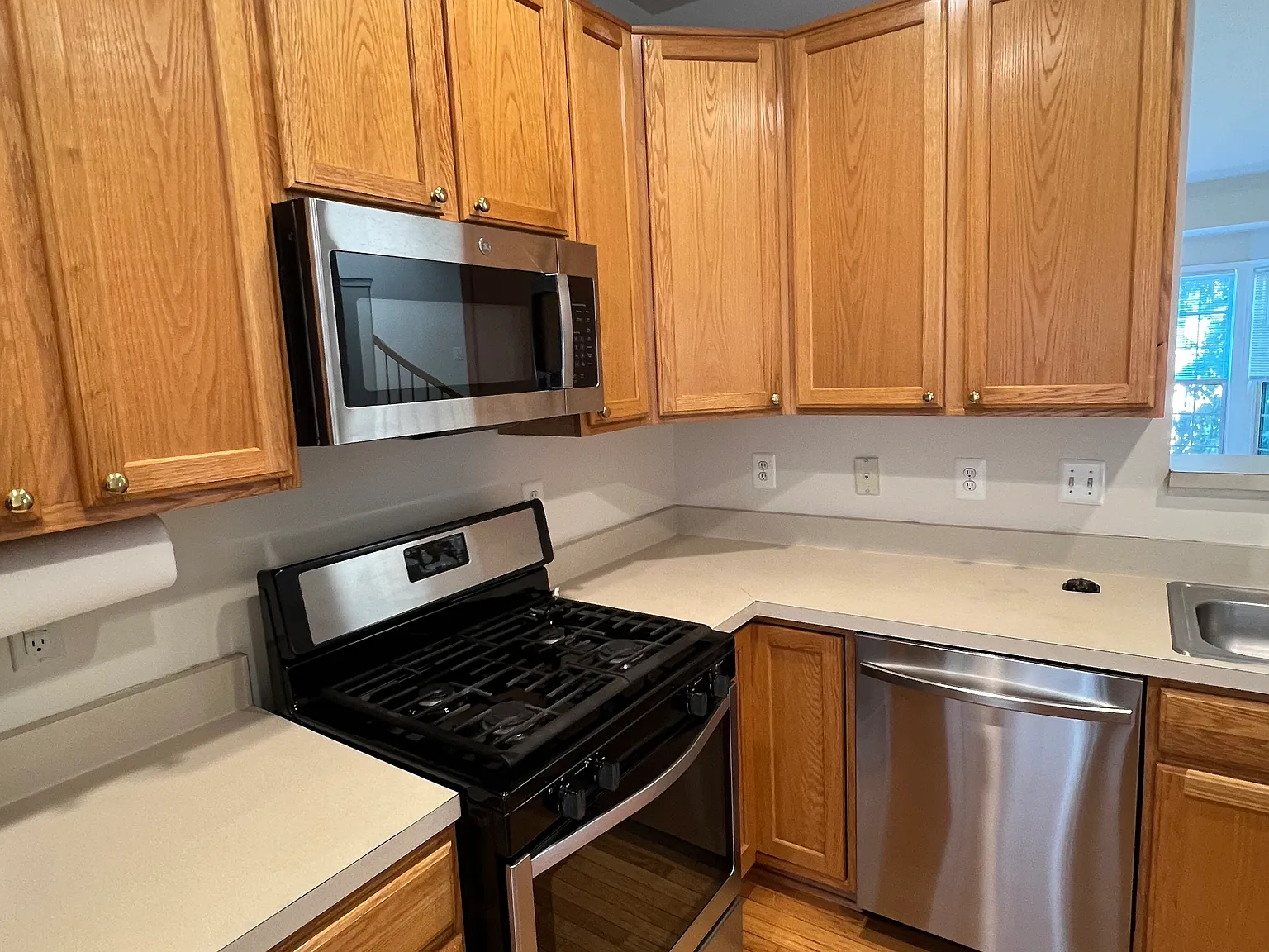3 bed, 2.5 bath, 1996 sqft, $2,600 — Photo 3