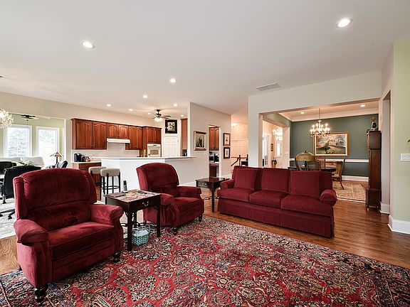 5th image of 907 Middleton Ln