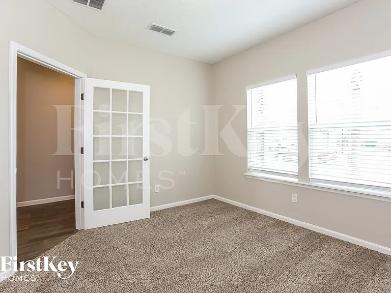 1300 Kendall Dr — Photo 13