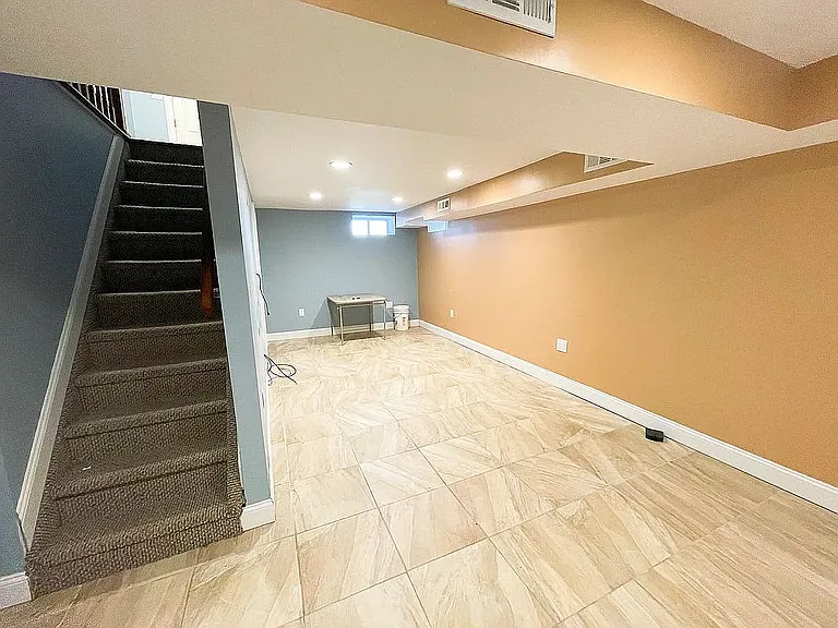 22 Kingsbridge Ave — Photo 1