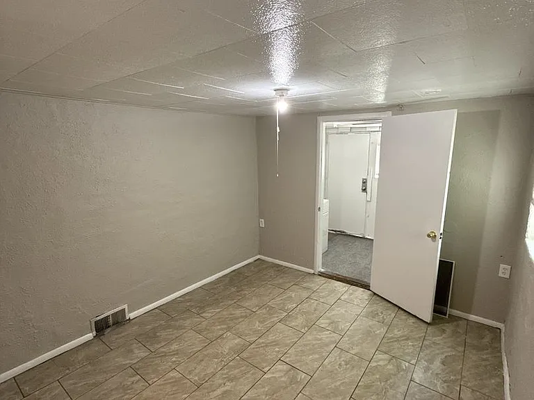 1590 N Syracuse St — Photo 11
