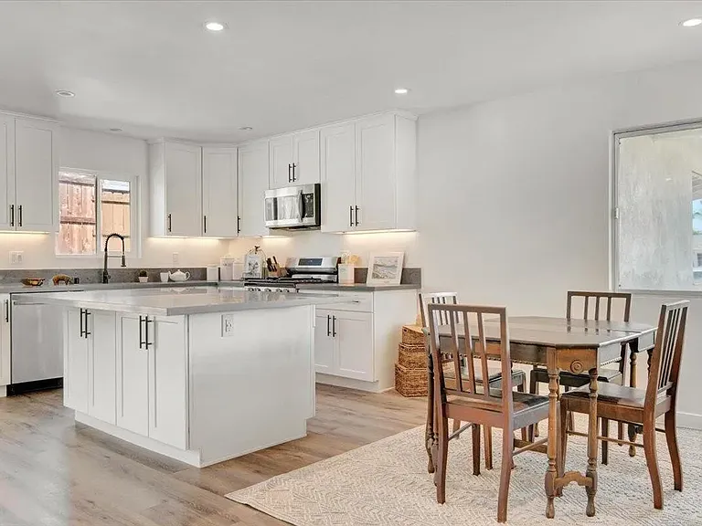 313 Calor Dr — Photo 3