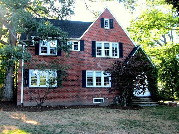 2nd image of 1048 Summit Ave