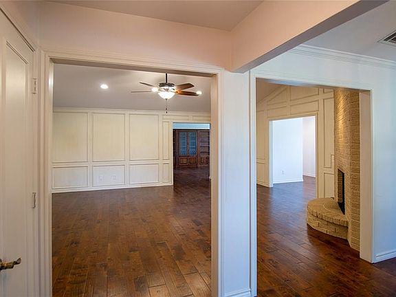 5th image of 1601 Century Oaks Dr