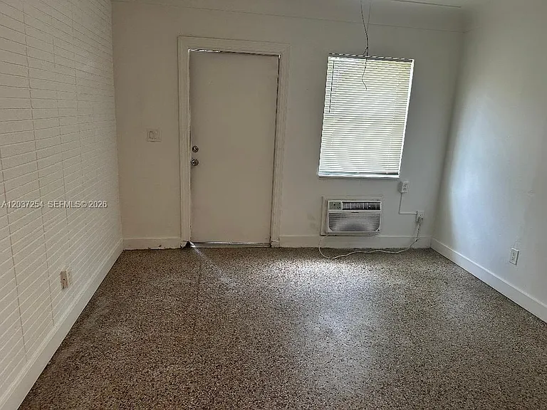 186 NW 1st St #1 — Photo 2