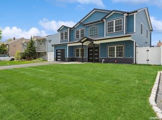 10 Silversmith Ln, Levittown, NY 11756