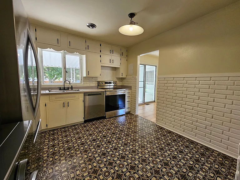 3617 Leeds Ln — Photo 10