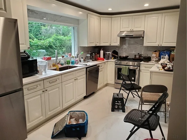 Kitchen w/ Lots of Storage