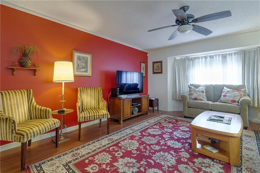 3 bed, 2.0 bath, 1321 sqft, $4,000 — Photo 4