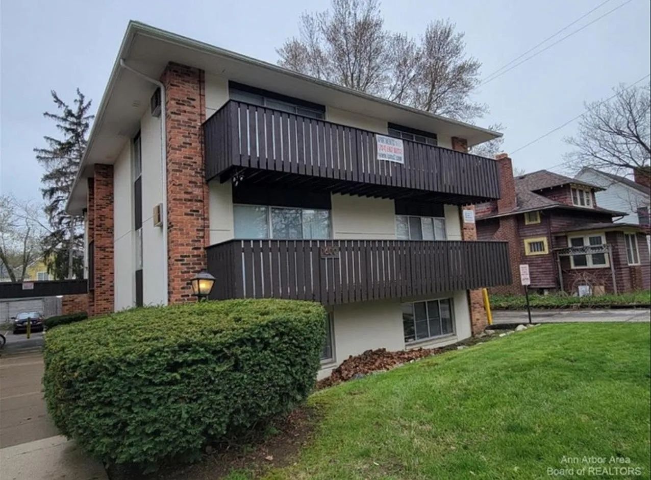 3 bed, 945 sqft, $2,700 — Photo 1