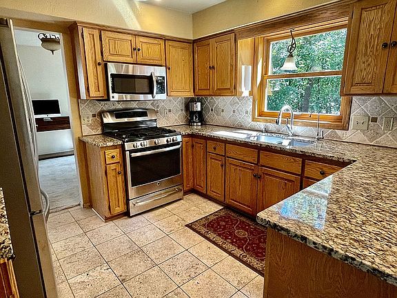 3rd image of 1521 Rushmore Dr