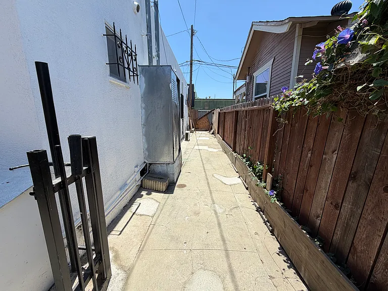 729 Martin Luther King Jr Ave — Photo 19