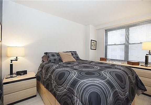 4th image of 305 E 40th St APT 9N