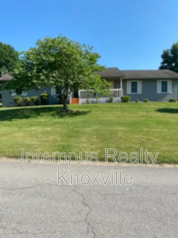 Photo 1 of 36 - 6517 Bay Circle Dr - Knoxville, TN Primary Photo - 6517 Bay Circle Dr