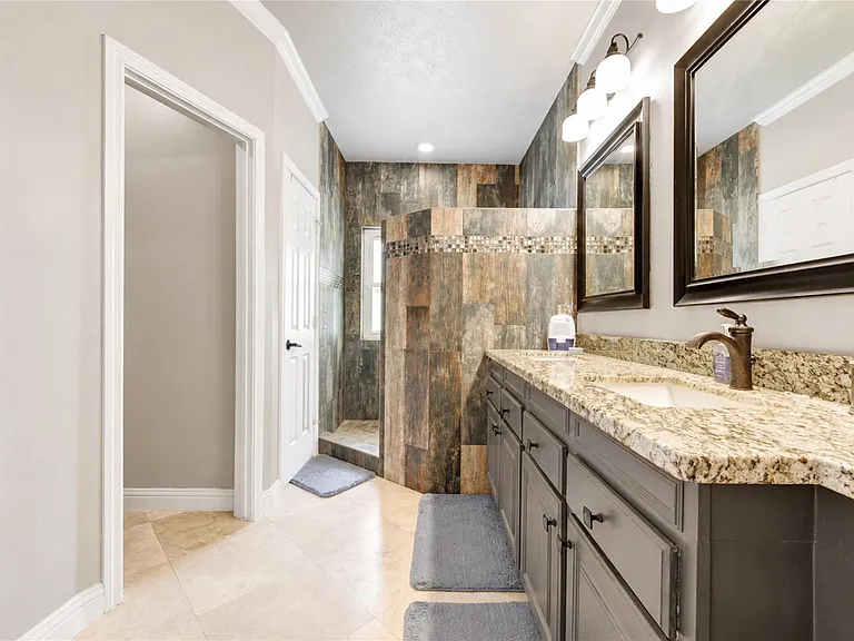 1811 Emerald Green Dr — Photo 29