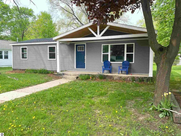 706 Cedar St, Elk Rapids, MI 49629