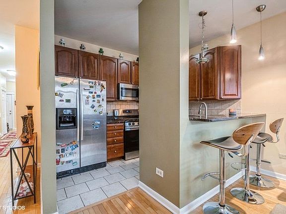 3rd image of 6922 N Lakewood Ave APT 1N