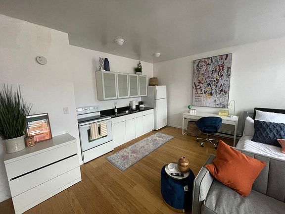 5th image of 139 S Washington St #1