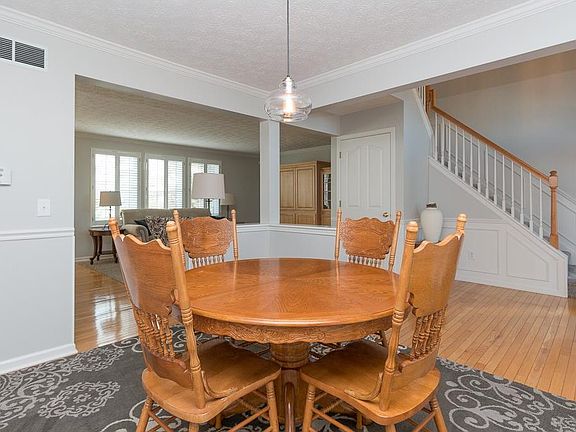 3rd image of 325 Brooksburg Dr