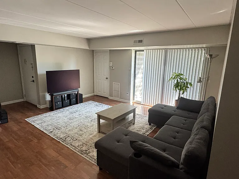 283 E Village Rd — Photo 1