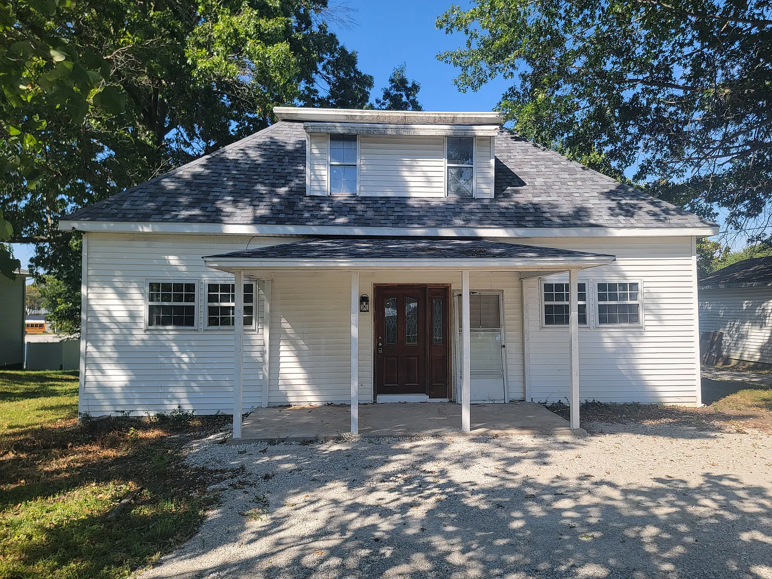 221 Glenwood Dr — Photo 2