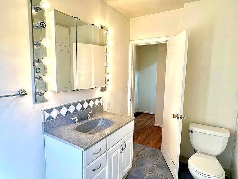 8421 N Fiske Ave — Photo 15