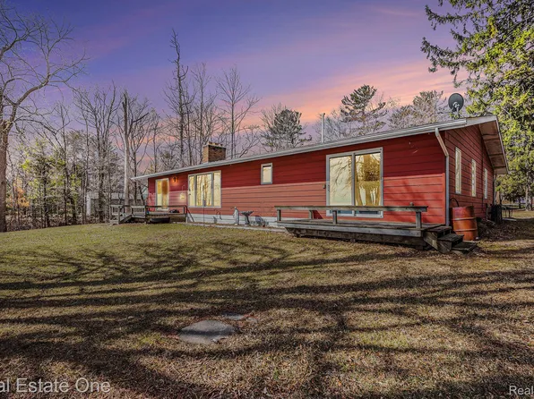 5366 Lakeshore Rd, Deckerville, MI 48427