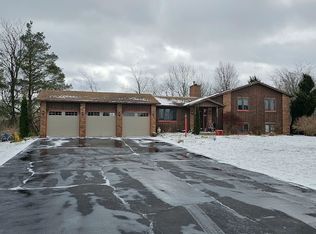 2 Pinewood Dr, Spencerport, NY 14559