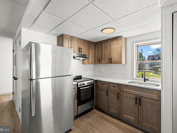 4th image of 424 Spring St