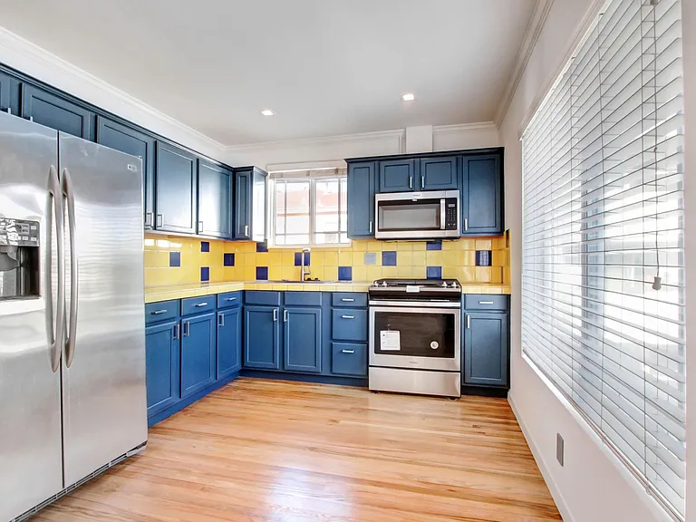807 5th Street in Santa Monica. Steps to Montana Ave and 5 blocks to the beach! — Photo 5