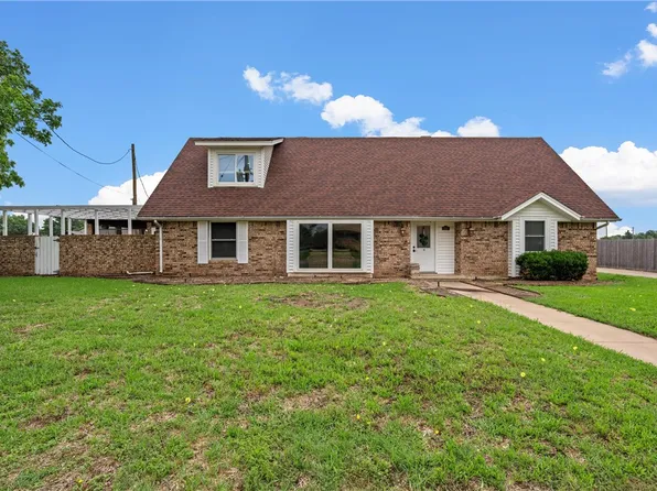 310 N Orchard Dr, Rosebud, TX 76570