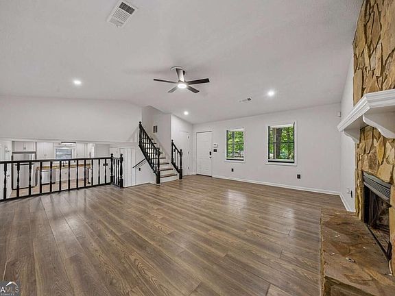 3rd image of 627 Ridge Ave