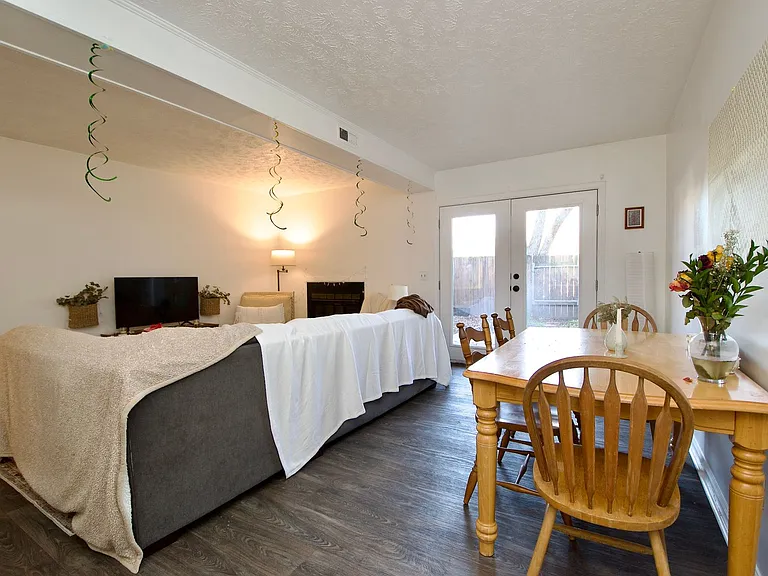 210 N Ross St #A — Photo 2