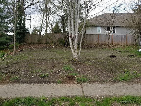 3rd image of 905 E Fir St SE