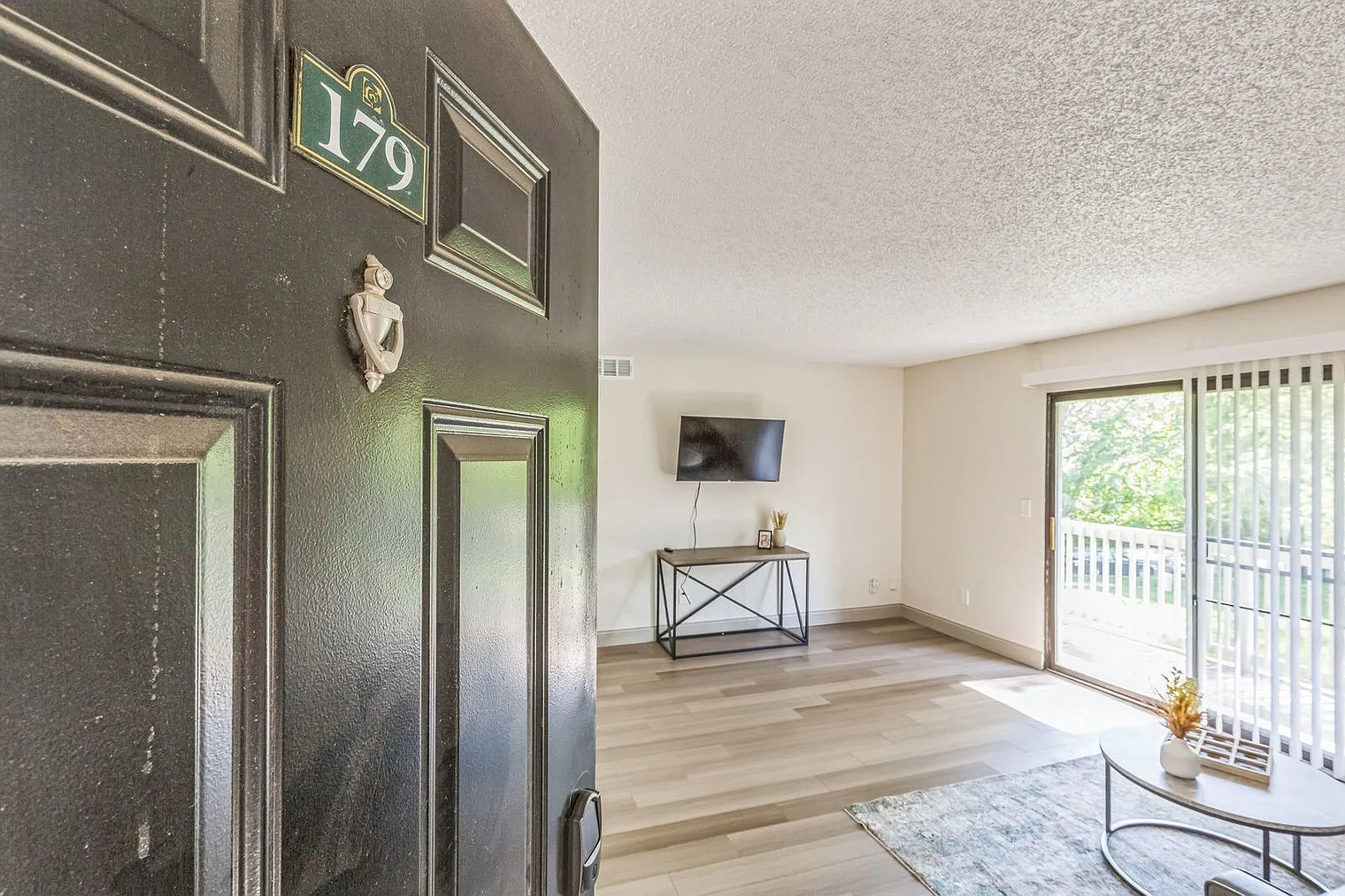 2 bed, 1.0 bath, 893 sqft, $2,171 — Photo 2