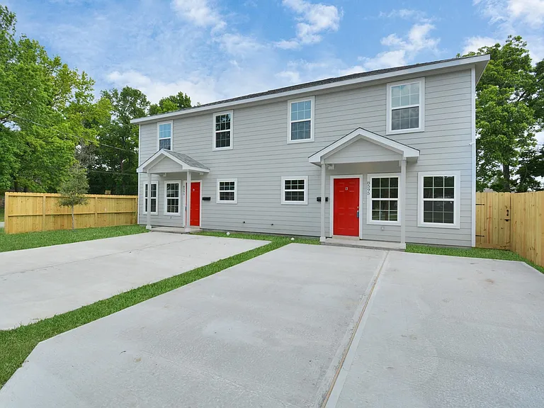 8595 Parkway Dr #B — Photo 2
